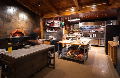 Truckee Hotel | Pet-Friendly Mountain Stay with Free Bikes & Garden – Family Adventure Base