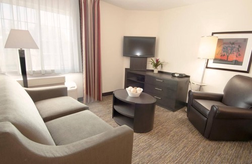 Anaheim Resort Hotel | Pet-Friendly Stay w/Full Kitchen & BBQ Access | Minutes to Disneyland Resort