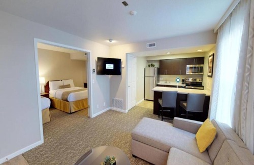 Newark Hotel | Pet-Friendly Suite w/2 Double Beds, Full Kitchen & Free Breakfast
