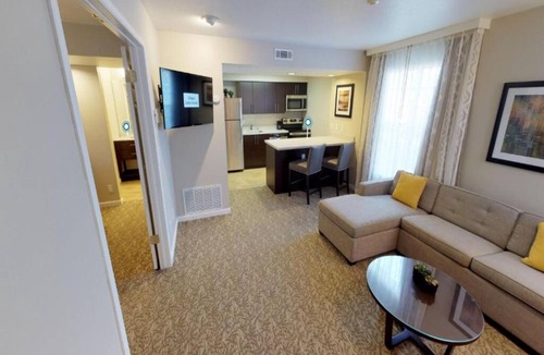 Newark Hotel | Pet-Friendly Suite w/2 Double Beds, Full Kitchen & Free Breakfast