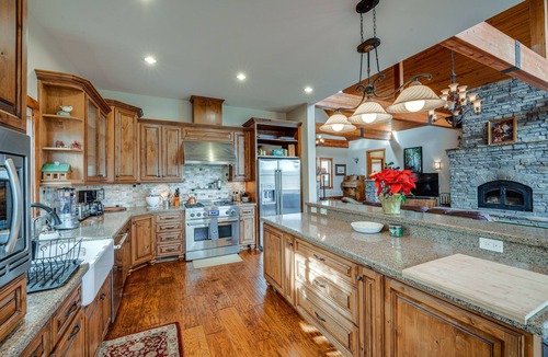 Pine Mountain Club Cabin | Pine Mountain Club Cabin w/Private Deck & Views!