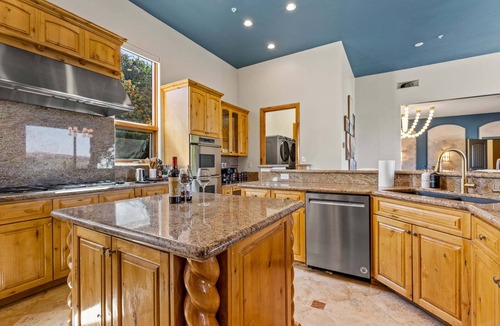 Oak Creek House | Pinto Estate | Pool, Pickleball Golf Simulator, Theater, Game Room, Red Rock Views