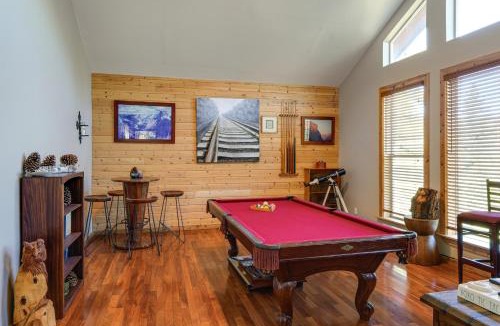 Pine Mountain Club House | PMC Mountainside Cabin: Hit the Trails, Play Pool!