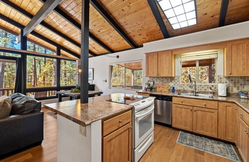 Groom Creek Apartment | Ponderosa Hideaway 4-br Cabin Mtn View Trails Brbq