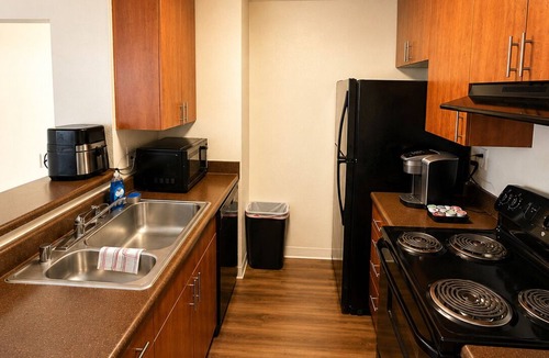 Santa Ana Heights Apartment | Pool, Jacuzzi, AC, Gym, Parking, Pickleball Courts