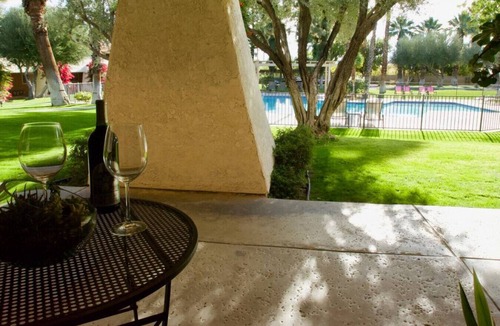 Racquet Club West Condo | Poolside Palm Springs Getaway