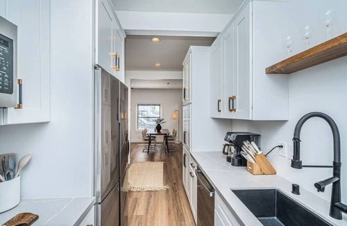 Coronado House | Poppy Suite I Steps to Dining, Shops + Ferry