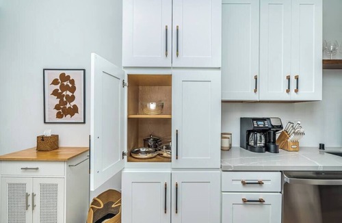 Coronado House | Poppy Suite I Steps to Dining, Shops + Ferry