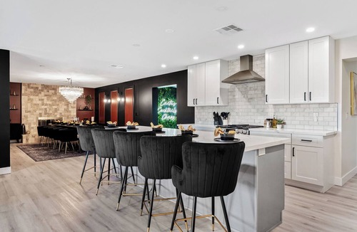 Cox Heights House | POSH Scottsdale -Large Group HQ- Heated Pool, Hot Tub, Outdoor Bar & Jazz Lounge