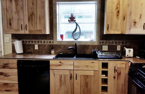 Peninsula Village Cabin | Premiere Family-Friendly Lakeside Cabin, Beautiful Views, Free Dock & Boat Slip