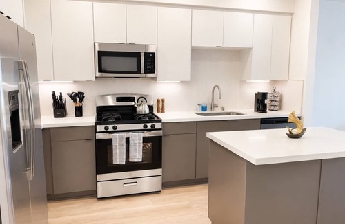 Lyon Street Apartment | Premium Apt 10 Min to Disneyland | Pool & Gym