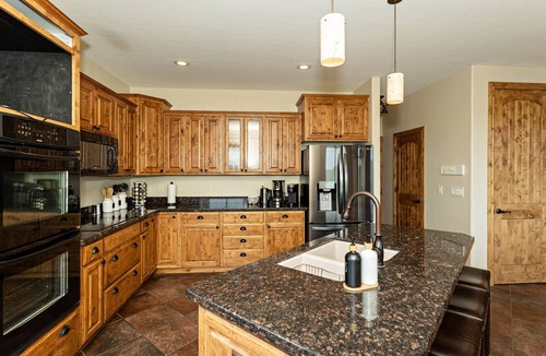 Prescott House | Prescott's #1 Luxe Mountain Sanctuary | Cozy Spa | Golf | Majestic Views