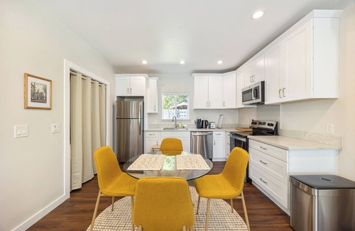 East Sacramento House | Prime East Sacramento 1BR ADU with Office + Parking