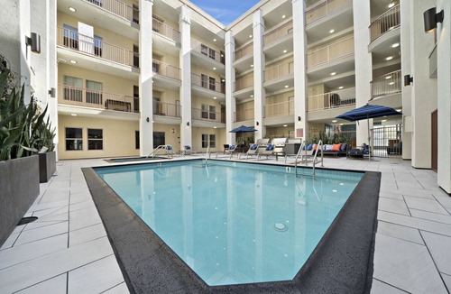 Beverly Hills Apartment | Prime Wilshire Blvd Residence - Pool,Gym
