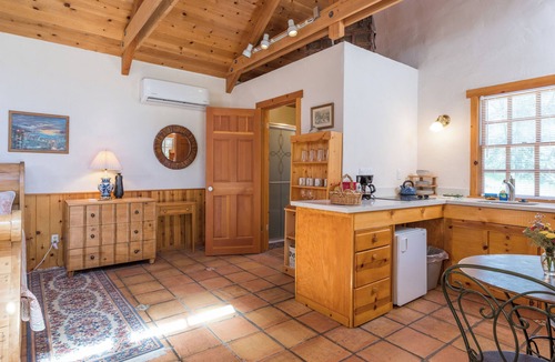 Ahwahnee Cottage | Private cottage with Kitchenette: Your Romantic Hideaway near Yosemite
