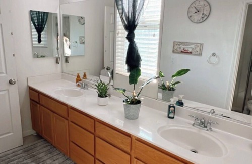 Tracy House | Private Cozy Queen Suite with Private Bathroom!