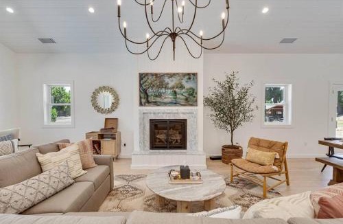 Vineburg House | Private Farmhouse on 4 acres w Pool Hot Tub