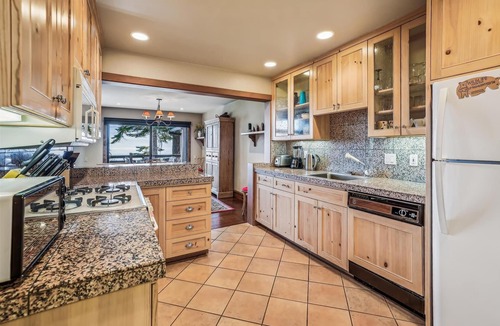 Tahoe City Condo | Private Feel Lakeview Corner Condo Unit #5