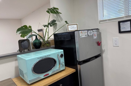 Ontario Apartment | Private Furnished Studio , Full Kitchen, 28+ Day Stays