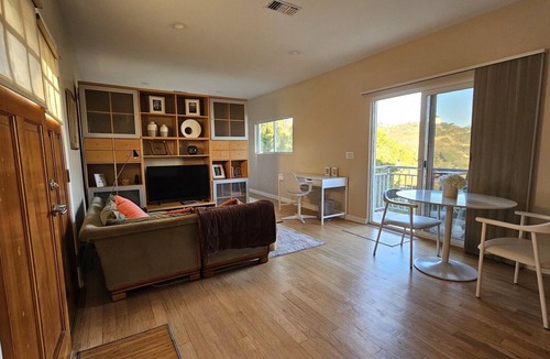 Hollywood Hills Apartment | Private Guest House in the hills of Los Feliz