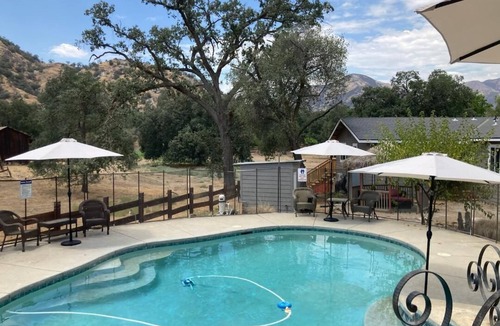 Three Rivers Apartment | Private Hot Tub - Shared Pool - 6 Miles to Sequoia - Walk To Town - Mtn Views