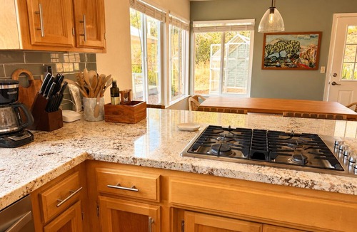 Three Rivers House | Private Mountaintop Retreat - Stunning Views, Hot Tub, Fire Pit, BBQ- Sleeps 10