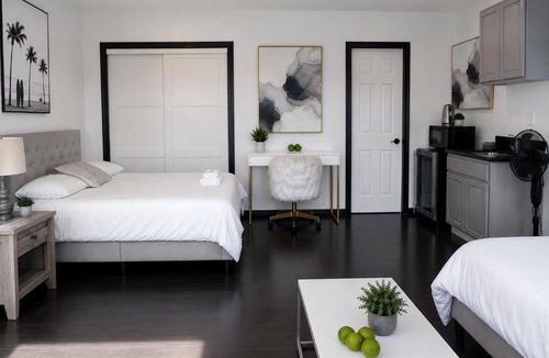 Melrose House | Private Rooms At The Spanish Villa Near The Grove