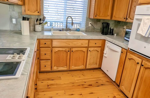 Yosemite Lakes House | Private Yosemite Lakeview Retreat: Perfect for Groups & Families