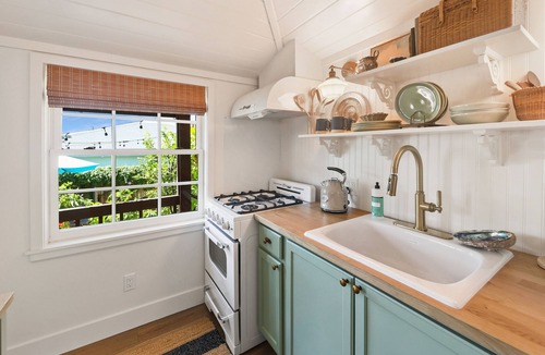 Laguna Beach Cottage | Quaint cottage retreat walking distance to beach, restaurants, downtown.