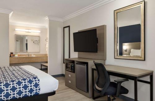 Lake Elsinore Hotel | Quality Inn Lake Elsinore I-15