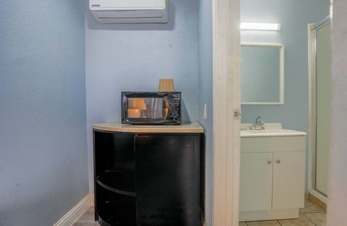 Buttonwillow Apartment | Queen Bed Non-Smoking