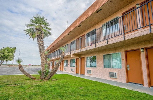 Buttonwillow Apartment | Queen Bed Non-Smoking