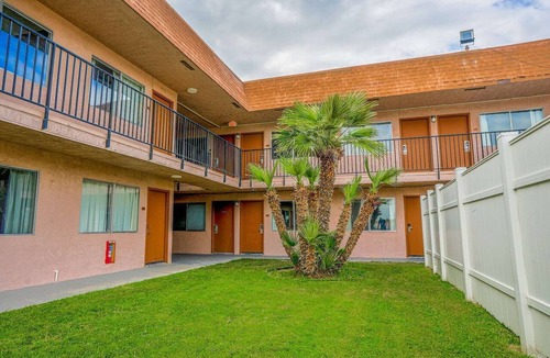 Buttonwillow Apartment | Queen Bed Non-Smoking