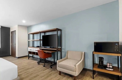 Temecula Hotel | Queen Beds Suite Near Miramonte Winery - 5.2 miles | Free Parking, Pets Allowed