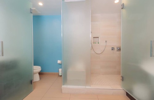 Harbor Hotel | Queen Queen Suite, The Cove | Minutes to Metro, Aquarium & Pike Outlets