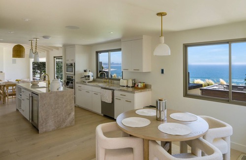 Malibu House | Queen’s Necklace Views, Hot Tub & Pizza Oven