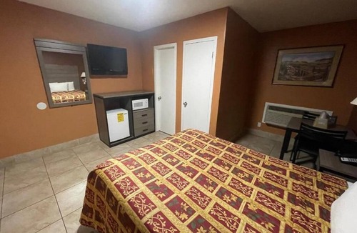 Victorville Hotel | Queen Smoking at New Corral Motel