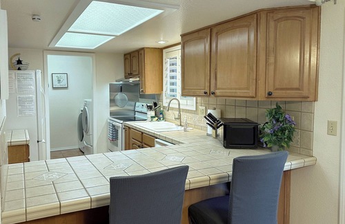 Flagstaff House | Quiet 3BR 2BA Townhome AC Workspace Yard
