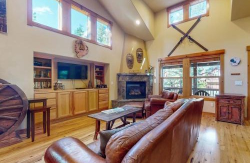 Truckee House | Quiet Cottage with Deck & Firepit - Near Skiing Golf Park & Water Sports