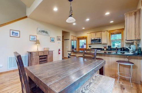 Truckee House | Quiet Cottage with Deck & Firepit - Near Skiing Golf Park & Water Sports