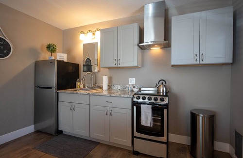 East Mesa Apartment | Quiet/Private♥3 MIN to HWY♥LUXURY KING BED♥Doggy Door♥Patio♥Hiking♥SaltRiver