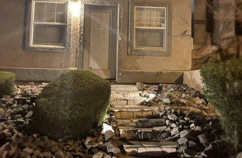 Sparks Apartment | Quiet Studio located near Downtown with entrance come and go as you please!