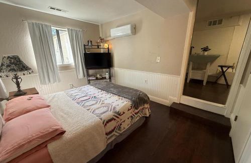 Placerville House | Quirky, peaceful, private studio with deck, 2 mins from downtown