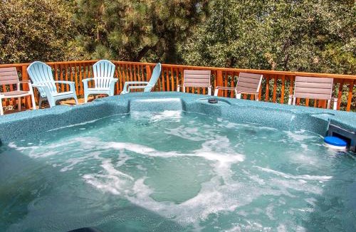 Pine Cove Ski Chalet | RACC00N Ridge Hot Tub Hideaway