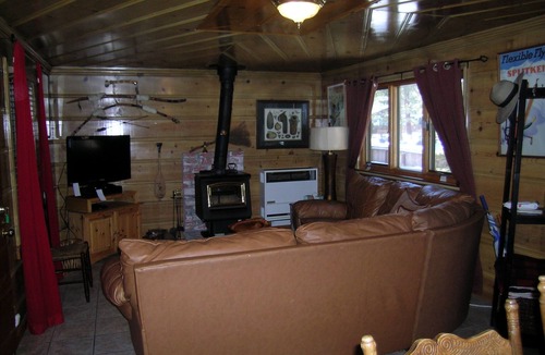 Bijou Pines Cabin | Rae's Cabin - Perfect 3 bedroom 2 bath family vacation spot.nWalk to the lake