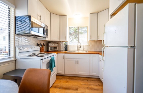 Railroad District House | Railroad Dist, 10 Walk to DT, 1 min Sally Loo's Sleeps 4/6 max, Pets & Parking