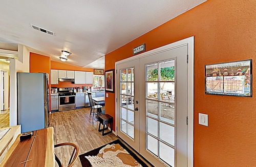 Pioneertown House | Rawhide Ranch -Walk to Pappy & Harriets w/Hot Tub!