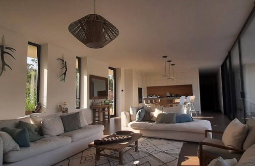 Cirendinu Villa | Recent architect-designed house, 5-minutes walk from Capicciola beach, sleeps 11