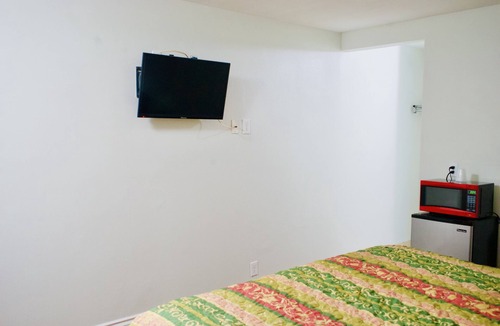 Ontario Hotel | Red Carpet Motel