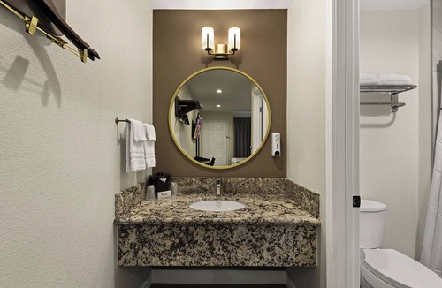 Harbor Hotel | Red Roof Inn Los Angeles - Wilmington, CA